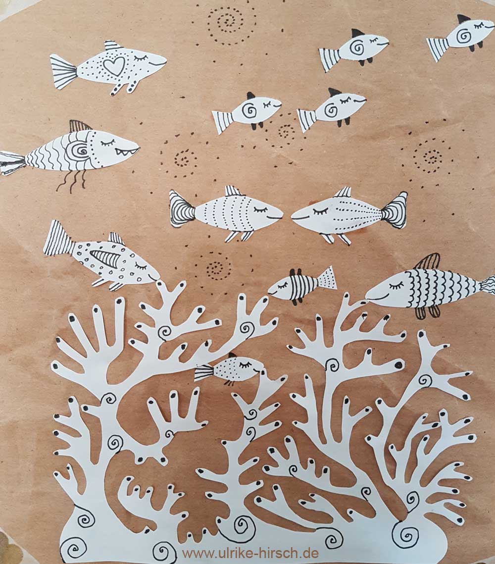 Fische und Scherenschnittkoralle auf Packpapier
